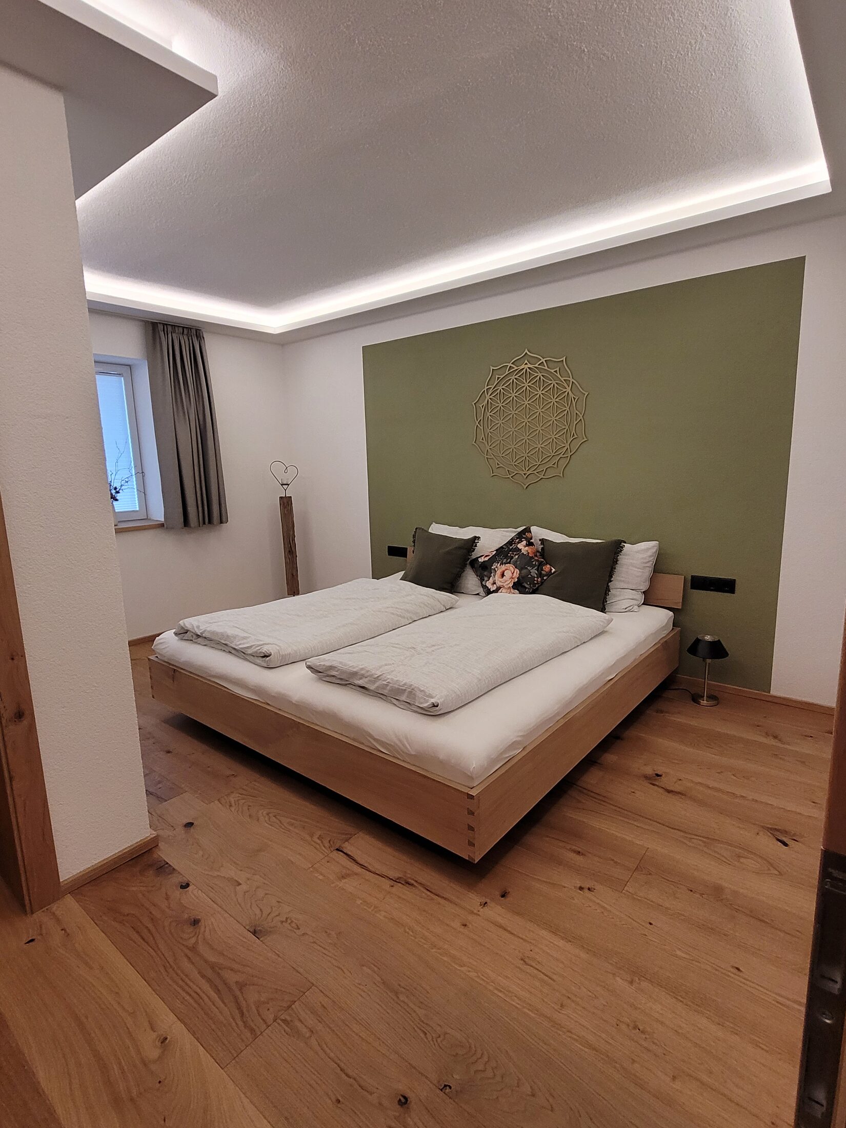 ANTI STRESS ZIMMER im Apart WeitBlick mit Doppelbett und beruhigender Wandgestaltung