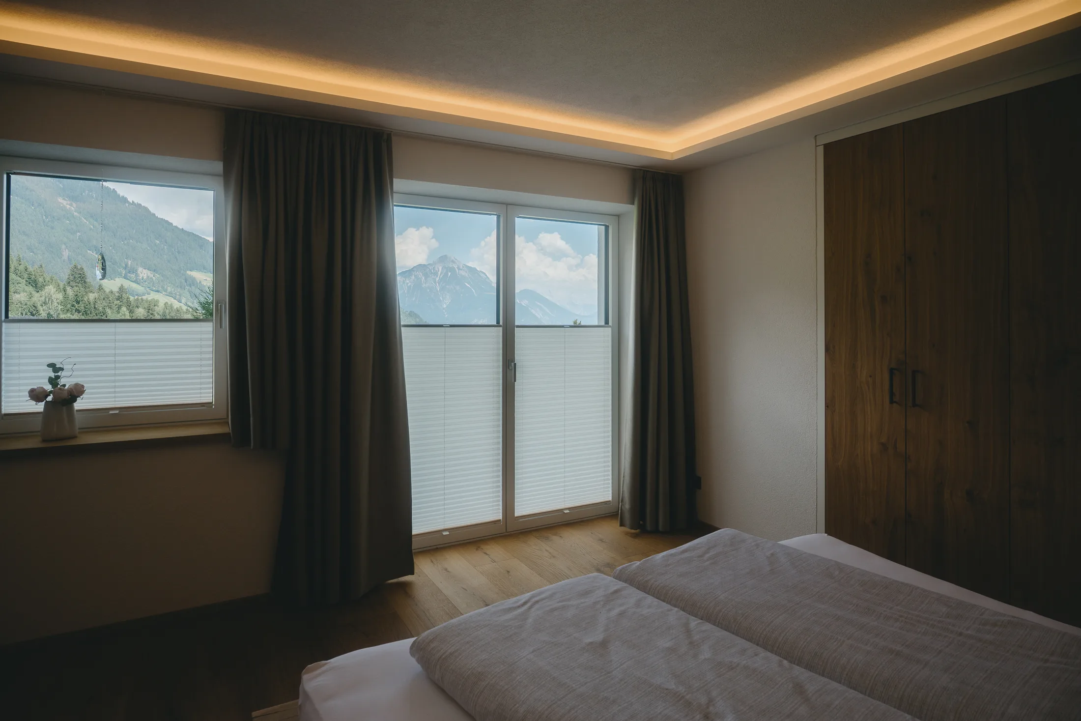 Apart WeitBlick Zimmer mit Holz und warmer Beleuchtung